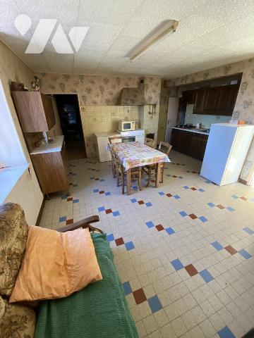 Maison ancienne composée de quatre appartements avec garages et dépendances