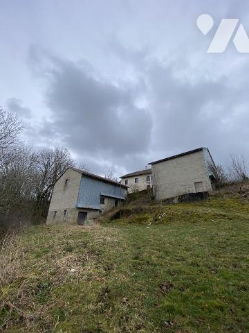 Maison ancienne composée de quatre appartements avec garages et dépendances