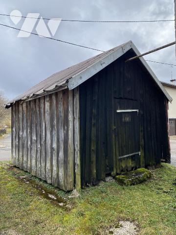 Maison ancienne composée de quatre appartements avec garages et dépendances