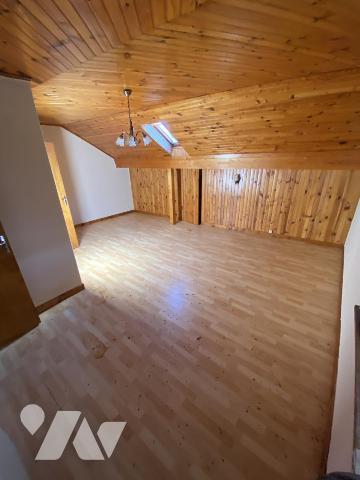 Maison ancienne composée de quatre appartements avec garages et dépendances