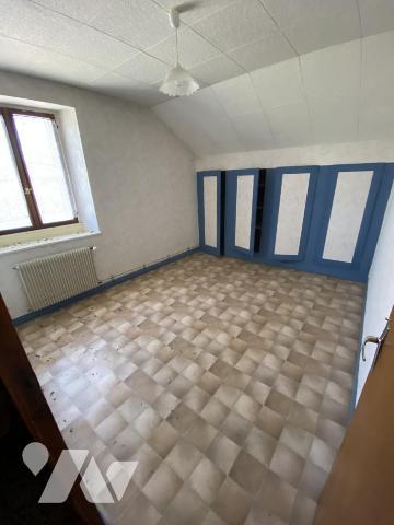 Maison ancienne composée de quatre appartements avec garages et dépendances