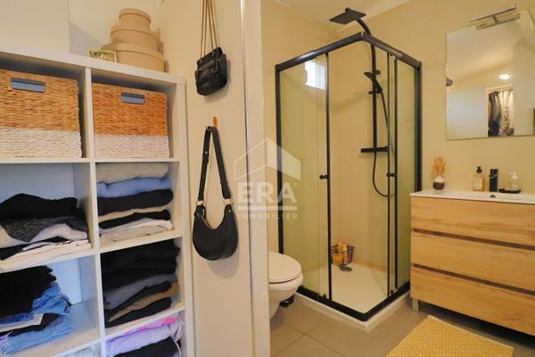 À vendre : charmante maison individuelle T3 avec piscine, studio indépendant et box fermé.