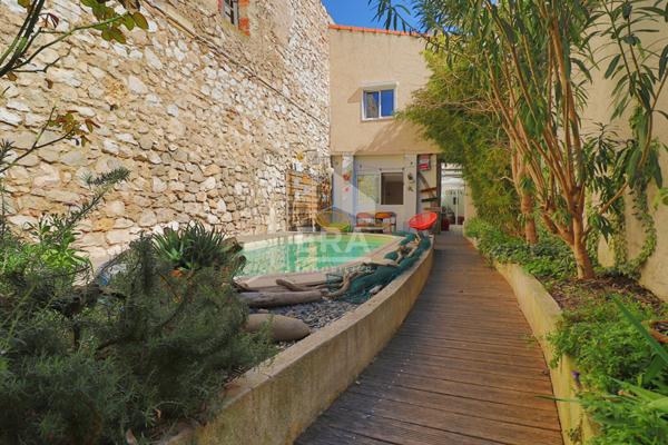 À vendre : charmante maison individuelle T3 avec piscine, studio indépendant et box fermé.