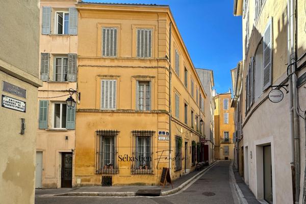 Appartement à vendre 3 pièces AIX EN PROVENCE (13) de 67 m² - Immeuble classé du XVIII - Calme - Rénové - Vendu avec garage au Parking Signoret