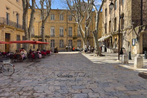 Appartement à vendre 3 pièces AIX EN PROVENCE (13) de 67 m² - Immeuble classé du XVIII - Calme - Rénové - Vendu avec garage au Parking Signoret