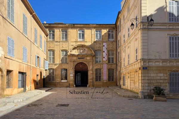 Appartement à vendre 3 pièces AIX EN PROVENCE (13) de 67 m² - Immeuble classé du XVIII - Calme - Rénové - Vendu avec garage au Parking Signoret
