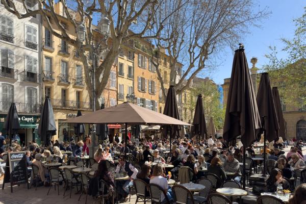 Appartement à vendre 3 pièces AIX EN PROVENCE (13) de 67 m² - Immeuble classé du XVIII - Calme - Rénové - Vendu avec garage au Parking Signoret