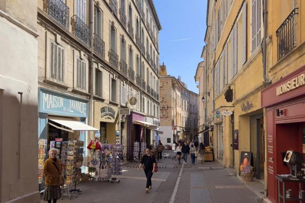 Appartement à vendre 3 pièces AIX EN PROVENCE (13) de 67 m² - Immeuble classé du XVIII - Calme - Rénové - Vendu avec garage au Parking Signoret