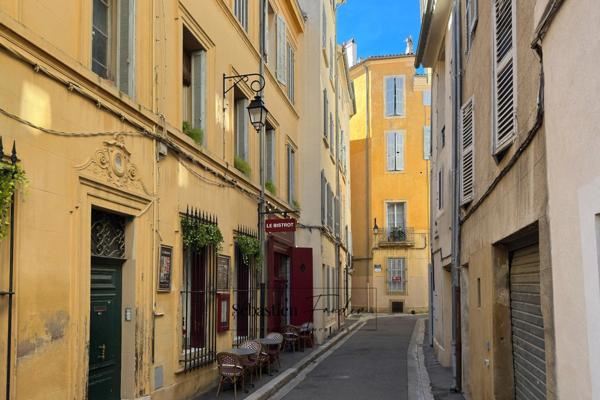 Appartement à vendre 3 pièces AIX EN PROVENCE (13) de 67 m² - Immeuble classé du XVIII - Calme - Rénové - Vendu avec garage au Parking Signoret