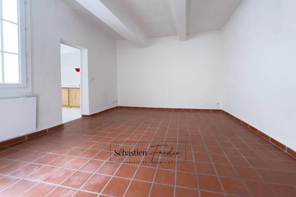 Appartement à vendre 3 pièces AIX EN PROVENCE (13) de 67 m² - Immeuble classé du XVIII - Calme - Rénové - Vendu avec garage au Parking Signoret