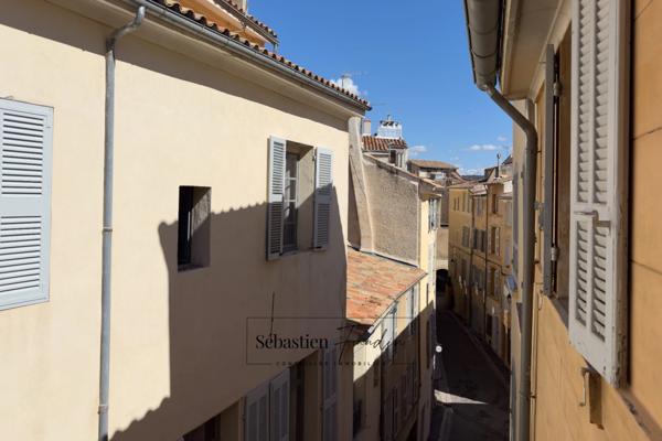 Appartement à vendre 3 pièces AIX EN PROVENCE (13) de 67 m² - Immeuble classé du XVIII - Calme - Rénové - Vendu avec garage au Parking Signoret