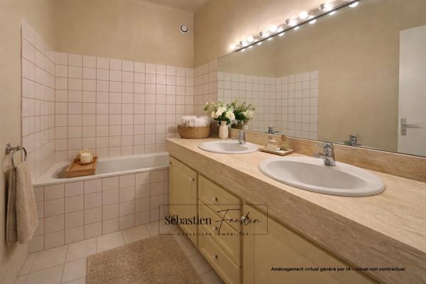 Appartement à vendre 3 pièces AIX EN PROVENCE (13) de 67 m² - Immeuble classé du XVIII - Calme - Rénové - Vendu avec garage au Parking Signoret