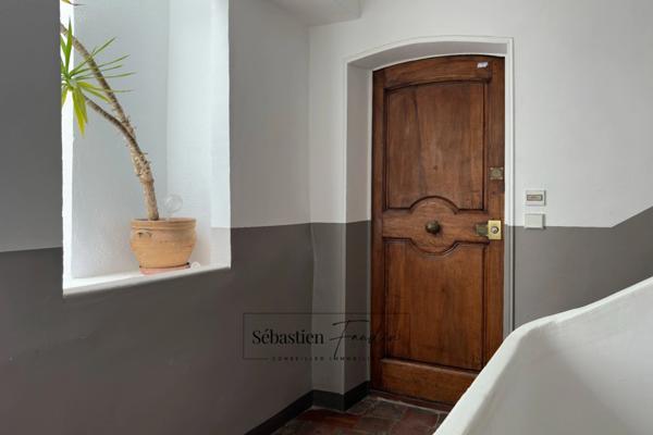 Appartement à vendre 3 pièces AIX EN PROVENCE (13) de 67 m² - Immeuble classé du XVIII - Calme - Rénové - Vendu avec garage au Parking Signoret