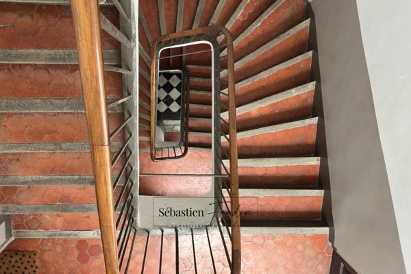 Appartement à vendre 3 pièces AIX EN PROVENCE (13) de 67 m² - Immeuble classé du XVIII - Calme - Rénové - Vendu avec garage au Parking Signoret