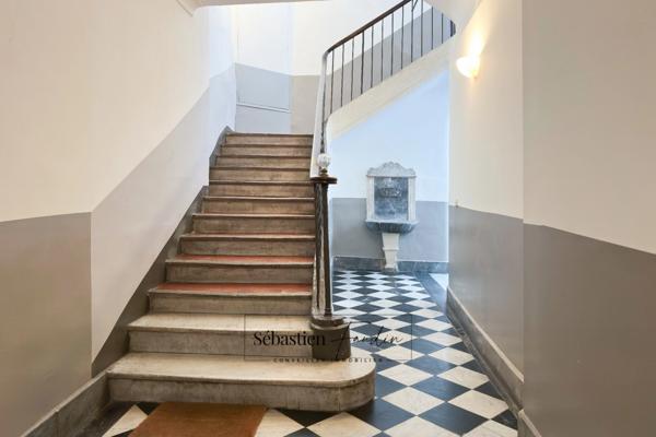 Appartement à vendre 3 pièces AIX EN PROVENCE (13) de 67 m² - Immeuble classé du XVIII - Calme - Rénové - Vendu avec garage au Parking Signoret