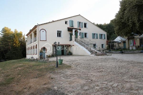 Découvrez le Domaine Saint-Clair, un ensemble immobilier d’environ 394 m², implanté au cœur d’un parc de 7 082 m², bénéficiant d’un emplacement stratégique à proximité du Circuit Paul Ricard du Castellet et du Parc d’Activités du Plateau de Signes.

9 APPARTEMENTS DU STUDIO AU GRAND APPARTEMENT

Le bâtiment principal comprend 9 appartements, offrant une capacité d’accueil importante et différents types d’hébergements :

6 studios d’environ 23 à 28 m² ;
2 appartements T2 d’environ 42 m² et 47 m² ;
1 grand appartement d’environ 78 m².

Les appartements situés à l’étage bénéficient de balcons privatifs, apportant un véritable agrément supplémentaire.

Le bâtiment dispose également d’un hall d’entrée ainsi que d’une salle commune.

Les occupants peuvent profiter d’espaces extérieurs communs, avec notamment une terrasse aménagée avec pergola, permettant de créer un espace convivial au cœur du domaine.

4 LODGES TOILÉS AU CŒUR DU PARC

Le domaine comprend également 4 lodges toilés d’environ 25 m² chacun, installés dans le parc et disposant chacun de leur terrasse privative.

Cette offre complémentaire permet de diversifier les possibilités d’hébergement et de répondre à différents profils de clientèle.

UN EMPLACEMENT STRATÉGIQUE

Le Domaine Saint-Clair profite d’une situation particulièrement intéressante, à proximité du Circuit Paul Ricard du Castellet et du Parc d’Activités du Plateau de Signes.

Cette implantation génère une fréquentation régulière, notamment grâce aux professionnels travaillant sur le secteur, aux entreprises liées au circuit automobile ainsi qu’aux différents événements organisés tout au long de l’année.

Bandol, La Ciotat et Toulon sont accessibles en environ 30 minutes, permettant également de profiter de l’attractivité touristique du littoral varois.

UNE ACTIVITÉ EXISTANTE ET UN POTENTIEL À DÉVELOPPER

Le Domaine Saint-Clair bénéficie déjà d’une bonne réputation et d’une fréquentation régulière, avec des logements occupés une grande partie de l’année, notamment par une clientèle professionnelle travaillant sur le secteur du Circuit Paul Ricard et du Plateau de Signes.

Sa configuration, ses différents hébergements et son parc de 7 082 m² offrent également de réelles possibilités de développement de l’activité, selon le projet du futur acquéreur.

Une opportunité particulièrement intéressante pour un investisseur, un professionnel de l’hébergement ou un porteur de projet touristique et événementiel, souhaitant reprendre un site bénéficiant déjà d’une activité tout en conservant un véritable potentiel d’évolution.