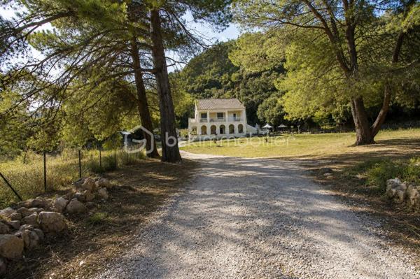 Découvrez le Domaine Saint-Clair, un ensemble immobilier d’environ 394 m², implanté au cœur d’un parc de 7 082 m², bénéficiant d’un emplacement stratégique à proximité du Circuit Paul Ricard du Castellet et du Parc d’Activités du Plateau de Signes.

9 APPARTEMENTS DU STUDIO AU GRAND APPARTEMENT

Le bâtiment principal comprend 9 appartements, offrant une capacité d’accueil importante et différents types d’hébergements :

6 studios d’environ 23 à 28 m² ;
2 appartements T2 d’environ 42 m² et 47 m² ;
1 grand appartement d’environ 78 m².

Les appartements situés à l’étage bénéficient de balcons privatifs, apportant un véritable agrément supplémentaire.

Le bâtiment dispose également d’un hall d’entrée ainsi que d’une salle commune.

Les occupants peuvent profiter d’espaces extérieurs communs, avec notamment une terrasse aménagée avec pergola, permettant de créer un espace convivial au cœur du domaine.

4 LODGES TOILÉS AU CŒUR DU PARC

Le domaine comprend également 4 lodges toilés d’environ 25 m² chacun, installés dans le parc et disposant chacun de leur terrasse privative.

Cette offre complémentaire permet de diversifier les possibilités d’hébergement et de répondre à différents profils de clientèle.

UN EMPLACEMENT STRATÉGIQUE

Le Domaine Saint-Clair profite d’une situation particulièrement intéressante, à proximité du Circuit Paul Ricard du Castellet et du Parc d’Activités du Plateau de Signes.

Cette implantation génère une fréquentation régulière, notamment grâce aux professionnels travaillant sur le secteur, aux entreprises liées au circuit automobile ainsi qu’aux différents événements organisés tout au long de l’année.

Bandol, La Ciotat et Toulon sont accessibles en environ 30 minutes, permettant également de profiter de l’attractivité touristique du littoral varois.

UNE ACTIVITÉ EXISTANTE ET UN POTENTIEL À DÉVELOPPER

Le Domaine Saint-Clair bénéficie déjà d’une bonne réputation et d’une fréquentation régulière, avec des logements occupés une grande partie de l’année, notamment par une clientèle professionnelle travaillant sur le secteur du Circuit Paul Ricard et du Plateau de Signes.

Sa configuration, ses différents hébergements et son parc de 7 082 m² offrent également de réelles possibilités de développement de l’activité, selon le projet du futur acquéreur.

Une opportunité particulièrement intéressante pour un investisseur, un professionnel de l’hébergement ou un porteur de projet touristique et événementiel, souhaitant reprendre un site bénéficiant déjà d’une activité tout en conservant un véritable potentiel d’évolution.
