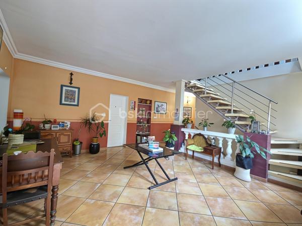 Découvrez le Domaine Saint-Clair, un ensemble immobilier d’environ 394 m², implanté au cœur d’un parc de 7 082 m², bénéficiant d’un emplacement stratégique à proximité du Circuit Paul Ricard du Castellet et du Parc d’Activités du Plateau de Signes.

9 APPARTEMENTS DU STUDIO AU GRAND APPARTEMENT

Le bâtiment principal comprend 9 appartements, offrant une capacité d’accueil importante et différents types d’hébergements :

6 studios d’environ 23 à 28 m² ;
2 appartements T2 d’environ 42 m² et 47 m² ;
1 grand appartement d’environ 78 m².

Les appartements situés à l’étage bénéficient de balcons privatifs, apportant un véritable agrément supplémentaire.

Le bâtiment dispose également d’un hall d’entrée ainsi que d’une salle commune.

Les occupants peuvent profiter d’espaces extérieurs communs, avec notamment une terrasse aménagée avec pergola, permettant de créer un espace convivial au cœur du domaine.

4 LODGES TOILÉS AU CŒUR DU PARC

Le domaine comprend également 4 lodges toilés d’environ 25 m² chacun, installés dans le parc et disposant chacun de leur terrasse privative.

Cette offre complémentaire permet de diversifier les possibilités d’hébergement et de répondre à différents profils de clientèle.

UN EMPLACEMENT STRATÉGIQUE

Le Domaine Saint-Clair profite d’une situation particulièrement intéressante, à proximité du Circuit Paul Ricard du Castellet et du Parc d’Activités du Plateau de Signes.

Cette implantation génère une fréquentation régulière, notamment grâce aux professionnels travaillant sur le secteur, aux entreprises liées au circuit automobile ainsi qu’aux différents événements organisés tout au long de l’année.

Bandol, La Ciotat et Toulon sont accessibles en environ 30 minutes, permettant également de profiter de l’attractivité touristique du littoral varois.

UNE ACTIVITÉ EXISTANTE ET UN POTENTIEL À DÉVELOPPER

Le Domaine Saint-Clair bénéficie déjà d’une bonne réputation et d’une fréquentation régulière, avec des logements occupés une grande partie de l’année, notamment par une clientèle professionnelle travaillant sur le secteur du Circuit Paul Ricard et du Plateau de Signes.

Sa configuration, ses différents hébergements et son parc de 7 082 m² offrent également de réelles possibilités de développement de l’activité, selon le projet du futur acquéreur.

Une opportunité particulièrement intéressante pour un investisseur, un professionnel de l’hébergement ou un porteur de projet touristique et événementiel, souhaitant reprendre un site bénéficiant déjà d’une activité tout en conservant un véritable potentiel d’évolution.