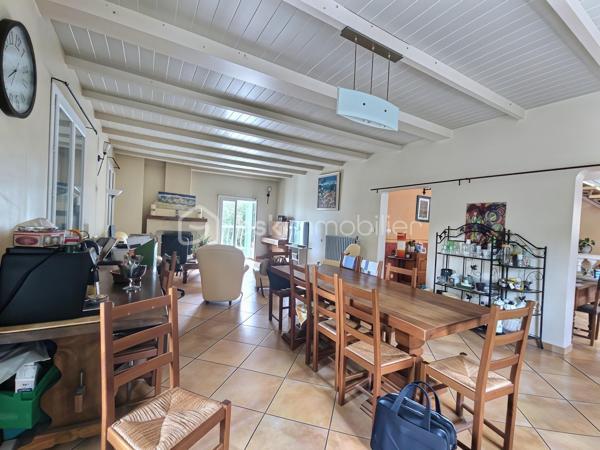 Découvrez le Domaine Saint-Clair, un ensemble immobilier d’environ 394 m², implanté au cœur d’un parc de 7 082 m², bénéficiant d’un emplacement stratégique à proximité du Circuit Paul Ricard du Castellet et du Parc d’Activités du Plateau de Signes.

9 APPARTEMENTS DU STUDIO AU GRAND APPARTEMENT

Le bâtiment principal comprend 9 appartements, offrant une capacité d’accueil importante et différents types d’hébergements :

6 studios d’environ 23 à 28 m² ;
2 appartements T2 d’environ 42 m² et 47 m² ;
1 grand appartement d’environ 78 m².

Les appartements situés à l’étage bénéficient de balcons privatifs, apportant un véritable agrément supplémentaire.

Le bâtiment dispose également d’un hall d’entrée ainsi que d’une salle commune.

Les occupants peuvent profiter d’espaces extérieurs communs, avec notamment une terrasse aménagée avec pergola, permettant de créer un espace convivial au cœur du domaine.

4 LODGES TOILÉS AU CŒUR DU PARC

Le domaine comprend également 4 lodges toilés d’environ 25 m² chacun, installés dans le parc et disposant chacun de leur terrasse privative.

Cette offre complémentaire permet de diversifier les possibilités d’hébergement et de répondre à différents profils de clientèle.

UN EMPLACEMENT STRATÉGIQUE

Le Domaine Saint-Clair profite d’une situation particulièrement intéressante, à proximité du Circuit Paul Ricard du Castellet et du Parc d’Activités du Plateau de Signes.

Cette implantation génère une fréquentation régulière, notamment grâce aux professionnels travaillant sur le secteur, aux entreprises liées au circuit automobile ainsi qu’aux différents événements organisés tout au long de l’année.

Bandol, La Ciotat et Toulon sont accessibles en environ 30 minutes, permettant également de profiter de l’attractivité touristique du littoral varois.

UNE ACTIVITÉ EXISTANTE ET UN POTENTIEL À DÉVELOPPER

Le Domaine Saint-Clair bénéficie déjà d’une bonne réputation et d’une fréquentation régulière, avec des logements occupés une grande partie de l’année, notamment par une clientèle professionnelle travaillant sur le secteur du Circuit Paul Ricard et du Plateau de Signes.

Sa configuration, ses différents hébergements et son parc de 7 082 m² offrent également de réelles possibilités de développement de l’activité, selon le projet du futur acquéreur.

Une opportunité particulièrement intéressante pour un investisseur, un professionnel de l’hébergement ou un porteur de projet touristique et événementiel, souhaitant reprendre un site bénéficiant déjà d’une activité tout en conservant un véritable potentiel d’évolution.