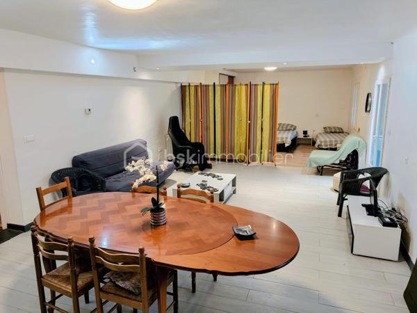 Découvrez le Domaine Saint-Clair, un ensemble immobilier d’environ 394 m², implanté au cœur d’un parc de 7 082 m², bénéficiant d’un emplacement stratégique à proximité du Circuit Paul Ricard du Castellet et du Parc d’Activités du Plateau de Signes.

9 APPARTEMENTS DU STUDIO AU GRAND APPARTEMENT

Le bâtiment principal comprend 9 appartements, offrant une capacité d’accueil importante et différents types d’hébergements :

6 studios d’environ 23 à 28 m² ;
2 appartements T2 d’environ 42 m² et 47 m² ;
1 grand appartement d’environ 78 m².

Les appartements situés à l’étage bénéficient de balcons privatifs, apportant un véritable agrément supplémentaire.

Le bâtiment dispose également d’un hall d’entrée ainsi que d’une salle commune.

Les occupants peuvent profiter d’espaces extérieurs communs, avec notamment une terrasse aménagée avec pergola, permettant de créer un espace convivial au cœur du domaine.

4 LODGES TOILÉS AU CŒUR DU PARC

Le domaine comprend également 4 lodges toilés d’environ 25 m² chacun, installés dans le parc et disposant chacun de leur terrasse privative.

Cette offre complémentaire permet de diversifier les possibilités d’hébergement et de répondre à différents profils de clientèle.

UN EMPLACEMENT STRATÉGIQUE

Le Domaine Saint-Clair profite d’une situation particulièrement intéressante, à proximité du Circuit Paul Ricard du Castellet et du Parc d’Activités du Plateau de Signes.

Cette implantation génère une fréquentation régulière, notamment grâce aux professionnels travaillant sur le secteur, aux entreprises liées au circuit automobile ainsi qu’aux différents événements organisés tout au long de l’année.

Bandol, La Ciotat et Toulon sont accessibles en environ 30 minutes, permettant également de profiter de l’attractivité touristique du littoral varois.

UNE ACTIVITÉ EXISTANTE ET UN POTENTIEL À DÉVELOPPER

Le Domaine Saint-Clair bénéficie déjà d’une bonne réputation et d’une fréquentation régulière, avec des logements occupés une grande partie de l’année, notamment par une clientèle professionnelle travaillant sur le secteur du Circuit Paul Ricard et du Plateau de Signes.

Sa configuration, ses différents hébergements et son parc de 7 082 m² offrent également de réelles possibilités de développement de l’activité, selon le projet du futur acquéreur.

Une opportunité particulièrement intéressante pour un investisseur, un professionnel de l’hébergement ou un porteur de projet touristique et événementiel, souhaitant reprendre un site bénéficiant déjà d’une activité tout en conservant un véritable potentiel d’évolution.