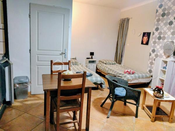 Découvrez le Domaine Saint-Clair, un ensemble immobilier d’environ 394 m², implanté au cœur d’un parc de 7 082 m², bénéficiant d’un emplacement stratégique à proximité du Circuit Paul Ricard du Castellet et du Parc d’Activités du Plateau de Signes.

9 APPARTEMENTS DU STUDIO AU GRAND APPARTEMENT

Le bâtiment principal comprend 9 appartements, offrant une capacité d’accueil importante et différents types d’hébergements :

6 studios d’environ 23 à 28 m² ;
2 appartements T2 d’environ 42 m² et 47 m² ;
1 grand appartement d’environ 78 m².

Les appartements situés à l’étage bénéficient de balcons privatifs, apportant un véritable agrément supplémentaire.

Le bâtiment dispose également d’un hall d’entrée ainsi que d’une salle commune.

Les occupants peuvent profiter d’espaces extérieurs communs, avec notamment une terrasse aménagée avec pergola, permettant de créer un espace convivial au cœur du domaine.

4 LODGES TOILÉS AU CŒUR DU PARC

Le domaine comprend également 4 lodges toilés d’environ 25 m² chacun, installés dans le parc et disposant chacun de leur terrasse privative.

Cette offre complémentaire permet de diversifier les possibilités d’hébergement et de répondre à différents profils de clientèle.

UN EMPLACEMENT STRATÉGIQUE

Le Domaine Saint-Clair profite d’une situation particulièrement intéressante, à proximité du Circuit Paul Ricard du Castellet et du Parc d’Activités du Plateau de Signes.

Cette implantation génère une fréquentation régulière, notamment grâce aux professionnels travaillant sur le secteur, aux entreprises liées au circuit automobile ainsi qu’aux différents événements organisés tout au long de l’année.

Bandol, La Ciotat et Toulon sont accessibles en environ 30 minutes, permettant également de profiter de l’attractivité touristique du littoral varois.

UNE ACTIVITÉ EXISTANTE ET UN POTENTIEL À DÉVELOPPER

Le Domaine Saint-Clair bénéficie déjà d’une bonne réputation et d’une fréquentation régulière, avec des logements occupés une grande partie de l’année, notamment par une clientèle professionnelle travaillant sur le secteur du Circuit Paul Ricard et du Plateau de Signes.

Sa configuration, ses différents hébergements et son parc de 7 082 m² offrent également de réelles possibilités de développement de l’activité, selon le projet du futur acquéreur.

Une opportunité particulièrement intéressante pour un investisseur, un professionnel de l’hébergement ou un porteur de projet touristique et événementiel, souhaitant reprendre un site bénéficiant déjà d’une activité tout en conservant un véritable potentiel d’évolution.