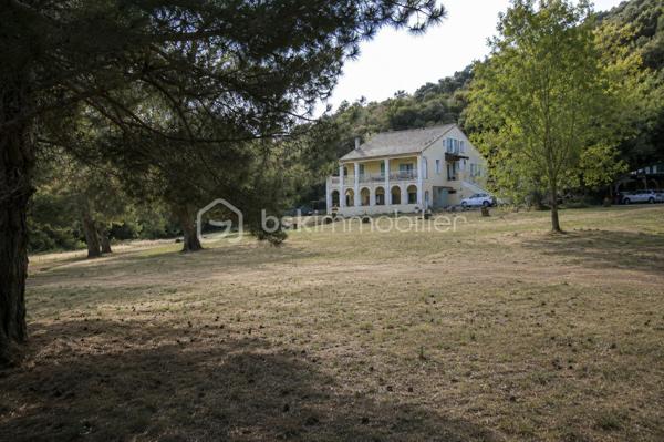 Découvrez le Domaine Saint-Clair, un ensemble immobilier d’environ 394 m², implanté au cœur d’un parc de 7 082 m², bénéficiant d’un emplacement stratégique à proximité du Circuit Paul Ricard du Castellet et du Parc d’Activités du Plateau de Signes.

9 APPARTEMENTS DU STUDIO AU GRAND APPARTEMENT

Le bâtiment principal comprend 9 appartements, offrant une capacité d’accueil importante et différents types d’hébergements :

6 studios d’environ 23 à 28 m² ;
2 appartements T2 d’environ 42 m² et 47 m² ;
1 grand appartement d’environ 78 m².

Les appartements situés à l’étage bénéficient de balcons privatifs, apportant un véritable agrément supplémentaire.

Le bâtiment dispose également d’un hall d’entrée ainsi que d’une salle commune.

Les occupants peuvent profiter d’espaces extérieurs communs, avec notamment une terrasse aménagée avec pergola, permettant de créer un espace convivial au cœur du domaine.

4 LODGES TOILÉS AU CŒUR DU PARC

Le domaine comprend également 4 lodges toilés d’environ 25 m² chacun, installés dans le parc et disposant chacun de leur terrasse privative.

Cette offre complémentaire permet de diversifier les possibilités d’hébergement et de répondre à différents profils de clientèle.

UN EMPLACEMENT STRATÉGIQUE

Le Domaine Saint-Clair profite d’une situation particulièrement intéressante, à proximité du Circuit Paul Ricard du Castellet et du Parc d’Activités du Plateau de Signes.

Cette implantation génère une fréquentation régulière, notamment grâce aux professionnels travaillant sur le secteur, aux entreprises liées au circuit automobile ainsi qu’aux différents événements organisés tout au long de l’année.

Bandol, La Ciotat et Toulon sont accessibles en environ 30 minutes, permettant également de profiter de l’attractivité touristique du littoral varois.

UNE ACTIVITÉ EXISTANTE ET UN POTENTIEL À DÉVELOPPER

Le Domaine Saint-Clair bénéficie déjà d’une bonne réputation et d’une fréquentation régulière, avec des logements occupés une grande partie de l’année, notamment par une clientèle professionnelle travaillant sur le secteur du Circuit Paul Ricard et du Plateau de Signes.

Sa configuration, ses différents hébergements et son parc de 7 082 m² offrent également de réelles possibilités de développement de l’activité, selon le projet du futur acquéreur.

Une opportunité particulièrement intéressante pour un investisseur, un professionnel de l’hébergement ou un porteur de projet touristique et événementiel, souhaitant reprendre un site bénéficiant déjà d’une activité tout en conservant un véritable potentiel d’évolution.