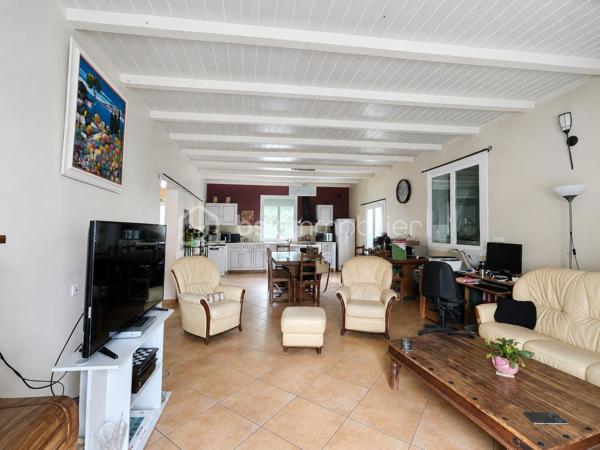 Découvrez le Domaine Saint-Clair, un ensemble immobilier d’environ 394 m², implanté au cœur d’un parc de 7 082 m², bénéficiant d’un emplacement stratégique à proximité du Circuit Paul Ricard du Castellet et du Parc d’Activités du Plateau de Signes.

9 APPARTEMENTS DU STUDIO AU GRAND APPARTEMENT

Le bâtiment principal comprend 9 appartements, offrant une capacité d’accueil importante et différents types d’hébergements :

6 studios d’environ 23 à 28 m² ;
2 appartements T2 d’environ 42 m² et 47 m² ;
1 grand appartement d’environ 78 m².

Les appartements situés à l’étage bénéficient de balcons privatifs, apportant un véritable agrément supplémentaire.

Le bâtiment dispose également d’un hall d’entrée ainsi que d’une salle commune.

Les occupants peuvent profiter d’espaces extérieurs communs, avec notamment une terrasse aménagée avec pergola, permettant de créer un espace convivial au cœur du domaine.

4 LODGES TOILÉS AU CŒUR DU PARC

Le domaine comprend également 4 lodges toilés d’environ 25 m² chacun, installés dans le parc et disposant chacun de leur terrasse privative.

Cette offre complémentaire permet de diversifier les possibilités d’hébergement et de répondre à différents profils de clientèle.

UN EMPLACEMENT STRATÉGIQUE

Le Domaine Saint-Clair profite d’une situation particulièrement intéressante, à proximité du Circuit Paul Ricard du Castellet et du Parc d’Activités du Plateau de Signes.

Cette implantation génère une fréquentation régulière, notamment grâce aux professionnels travaillant sur le secteur, aux entreprises liées au circuit automobile ainsi qu’aux différents événements organisés tout au long de l’année.

Bandol, La Ciotat et Toulon sont accessibles en environ 30 minutes, permettant également de profiter de l’attractivité touristique du littoral varois.

UNE ACTIVITÉ EXISTANTE ET UN POTENTIEL À DÉVELOPPER

Le Domaine Saint-Clair bénéficie déjà d’une bonne réputation et d’une fréquentation régulière, avec des logements occupés une grande partie de l’année, notamment par une clientèle professionnelle travaillant sur le secteur du Circuit Paul Ricard et du Plateau de Signes.

Sa configuration, ses différents hébergements et son parc de 7 082 m² offrent également de réelles possibilités de développement de l’activité, selon le projet du futur acquéreur.

Une opportunité particulièrement intéressante pour un investisseur, un professionnel de l’hébergement ou un porteur de projet touristique et événementiel, souhaitant reprendre un site bénéficiant déjà d’une activité tout en conservant un véritable potentiel d’évolution.