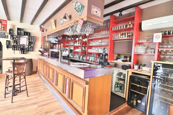 Brignoles: immeuble: restaurant et appartement