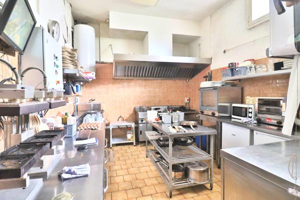 Brignoles: immeuble: restaurant et appartement