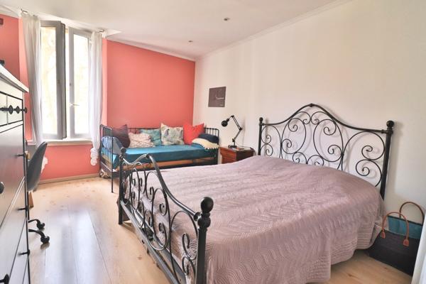 Brignoles: immeuble: restaurant et appartement