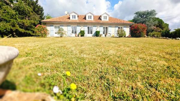 Magnifique maison familiale de caractère – 219 m² habitables, parc arboré de 4 900 m², dépendances et pigeonnier – secteur Artigues, Foulayronnes