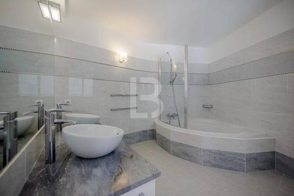 Villa d'architecte avec vue sur Castellaras à vendre à Mouans Sartoux