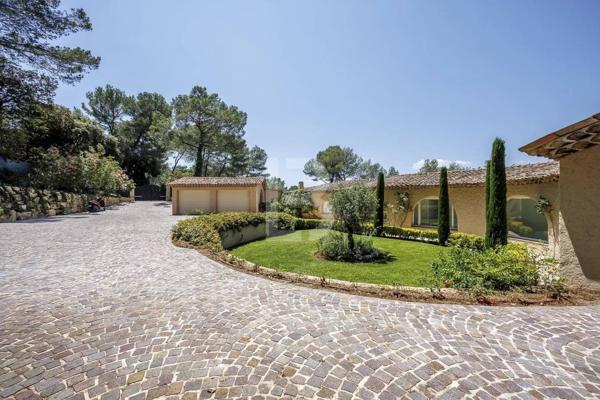 Villa d'architecte avec vue sur Castellaras à vendre à Mouans Sartoux