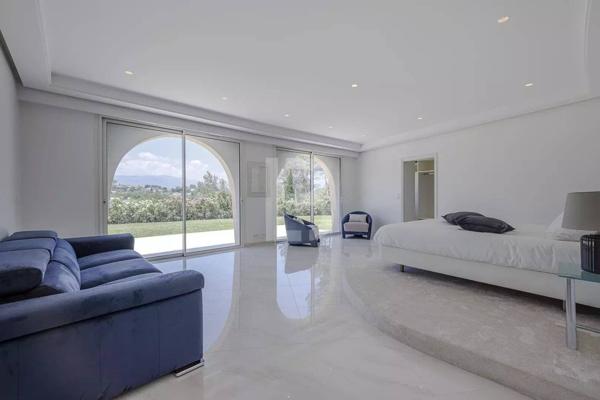 Villa d'architecte avec vue sur Castellaras à vendre à Mouans Sartoux