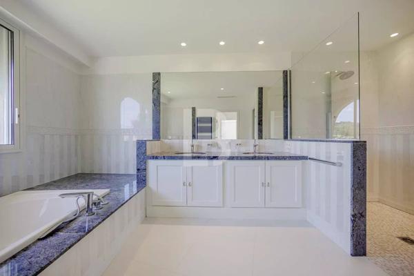 Villa d'architecte avec vue sur Castellaras à vendre à Mouans Sartoux