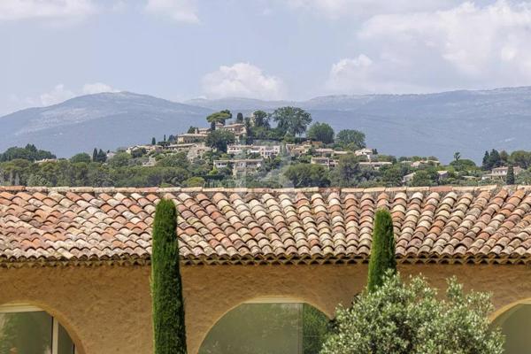 Villa d'architecte avec vue sur Castellaras à vendre à Mouans Sartoux