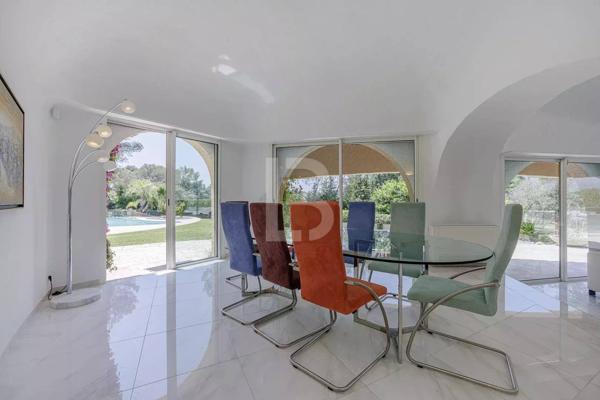 Villa d'architecte avec vue sur Castellaras à vendre à Mouans Sartoux