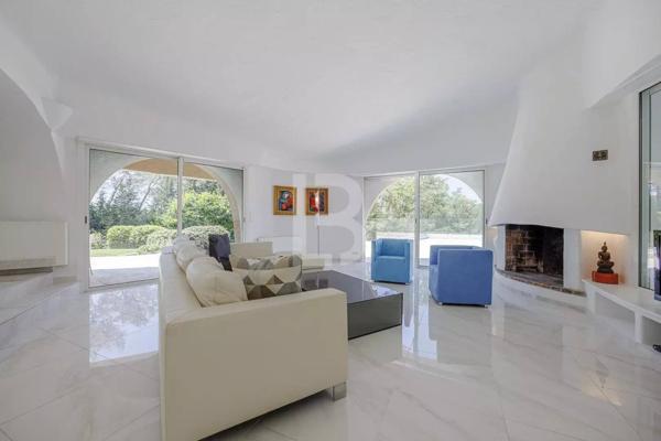 Villa d'architecte avec vue sur Castellaras à vendre à Mouans Sartoux