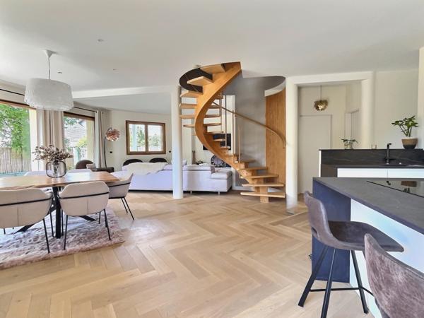 Versonnex (01210) Maison centre village - 5 chambres + rendement locatif