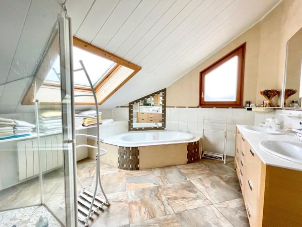 Versonnex (01210) Maison centre village - 5 chambres + rendement locatif