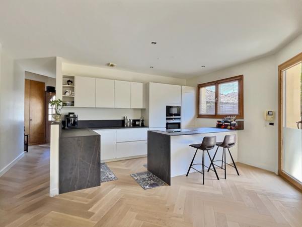 Versonnex (01210) Maison centre village - 5 chambres + rendement locatif