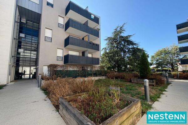 DECINES CENTRE, A 2 PAS DU TRAM, DERNIER ETAGE, COMMERCES AUX PIEDS