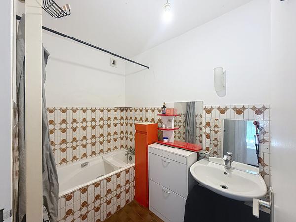 Appartement quartier Frot à Meaux (résidence Bourgelat) - vendu loué - proche gare - deux chambres - une place de parking et un cellier