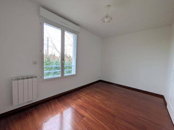 APPARTEMENT F2 LUZARCHES avec ascenseur, balcon, cave et box
