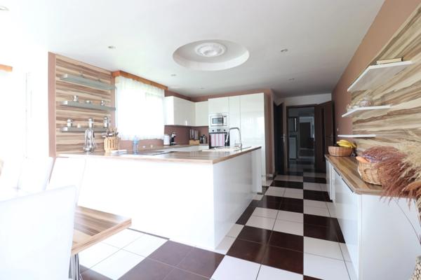 Opportunité rare : emplacement parfait pour activité de parking/ navette aéroport