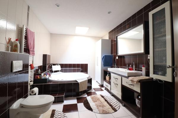 Opportunité rare : emplacement parfait pour activité de parking/ navette aéroport