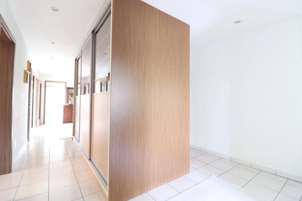 Opportunité rare : emplacement parfait pour activité de parking/ navette aéroport