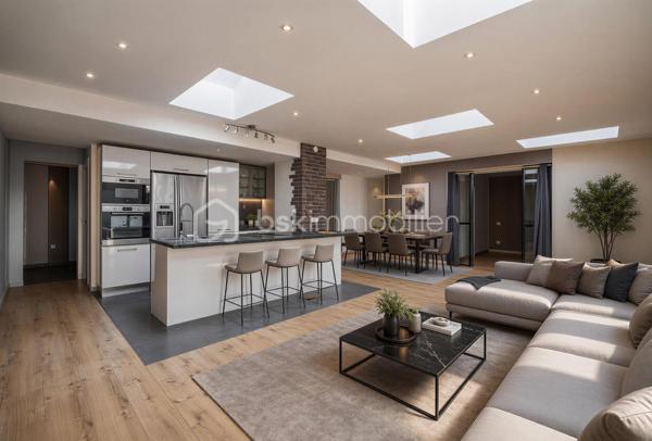 Découvrez ce loft atypique de 117 m², idéalement situé en plein cœur de Rumilly, à proximité immédiate des commerces et commodités.

Le bien s’organise autour d’une belle pièce de vie avec une grande cuisine ouverte sur le séjour, offrant de beaux volumes et un véritable cachet.

Il dispose actuellement d’une chambre ainsi que de deux espaces nuit, offrant différentes possibilités d’aménagement selon les besoins. Une entrée, une salle de bains ainsi qu’une cave viennent compléter l’ensemble.

Des travaux d’amélioration sont à envisager afin d’optimiser pleinement le confort du bien et de révéler tout son potentiel.

Un bien rare et atypique en centre-ville, idéal pour ceux qui recherchent de beaux volumes et un logement qui sort de l’ordinaire.