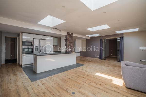 Découvrez ce loft atypique de 117 m², idéalement situé en plein cœur de Rumilly, à proximité immédiate des commerces et commodités.

Le bien s’organise autour d’une belle pièce de vie avec une grande cuisine ouverte sur le séjour, offrant de beaux volumes et un véritable cachet.

Il dispose actuellement d’une chambre ainsi que de deux espaces nuit, offrant différentes possibilités d’aménagement selon les besoins. Une entrée, une salle de bains ainsi qu’une cave viennent compléter l’ensemble.

Des travaux d’amélioration sont à envisager afin d’optimiser pleinement le confort du bien et de révéler tout son potentiel.

Un bien rare et atypique en centre-ville, idéal pour ceux qui recherchent de beaux volumes et un logement qui sort de l’ordinaire.