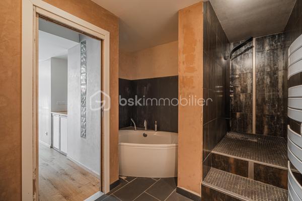 Découvrez ce loft atypique de 117 m², idéalement situé en plein cœur de Rumilly, à proximité immédiate des commerces et commodités.

Le bien s’organise autour d’une belle pièce de vie avec une grande cuisine ouverte sur le séjour, offrant de beaux volumes et un véritable cachet.

Il dispose actuellement d’une chambre ainsi que de deux espaces nuit, offrant différentes possibilités d’aménagement selon les besoins. Une entrée, une salle de bains ainsi qu’une cave viennent compléter l’ensemble.

Des travaux d’amélioration sont à envisager afin d’optimiser pleinement le confort du bien et de révéler tout son potentiel.

Un bien rare et atypique en centre-ville, idéal pour ceux qui recherchent de beaux volumes et un logement qui sort de l’ordinaire.